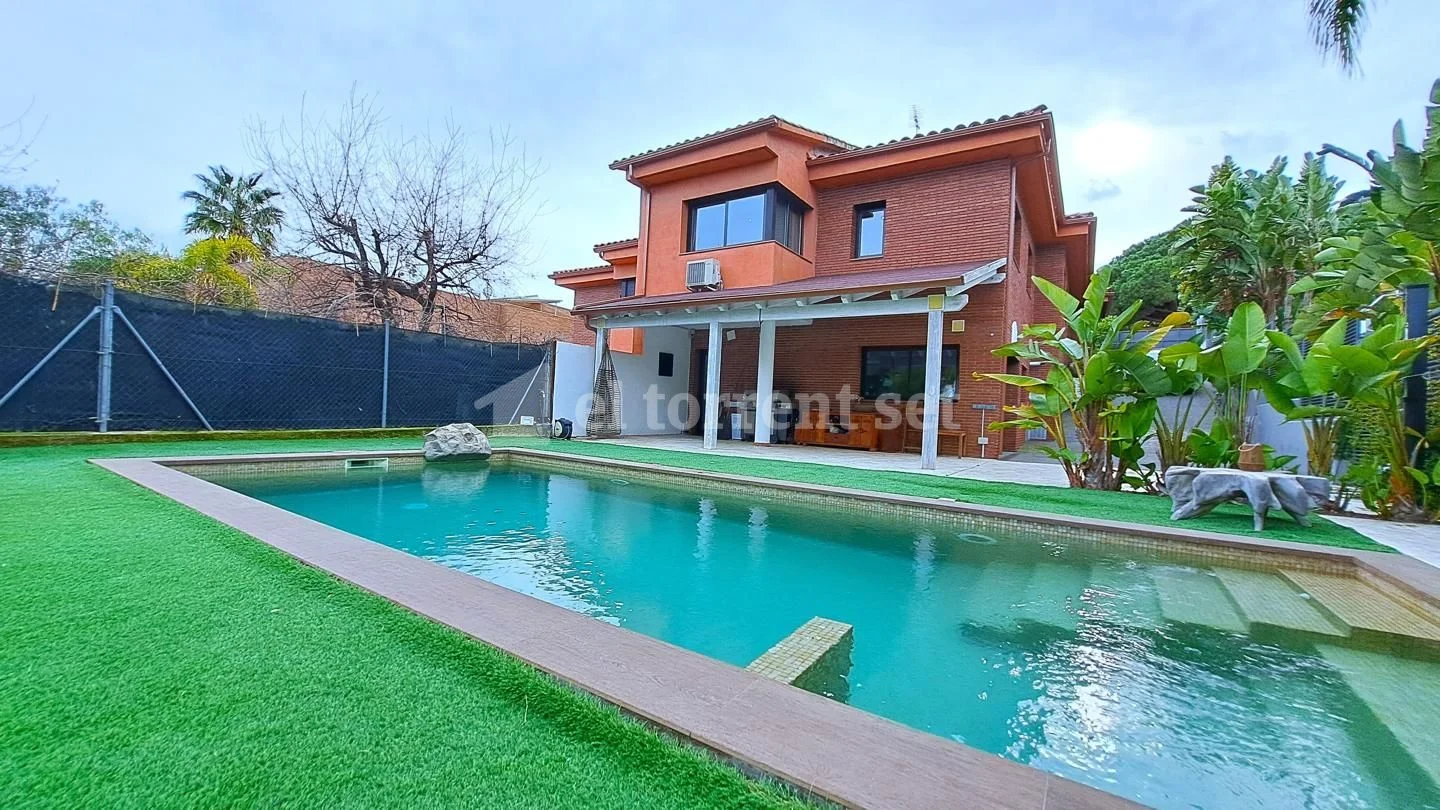 Three-floor family home with pool