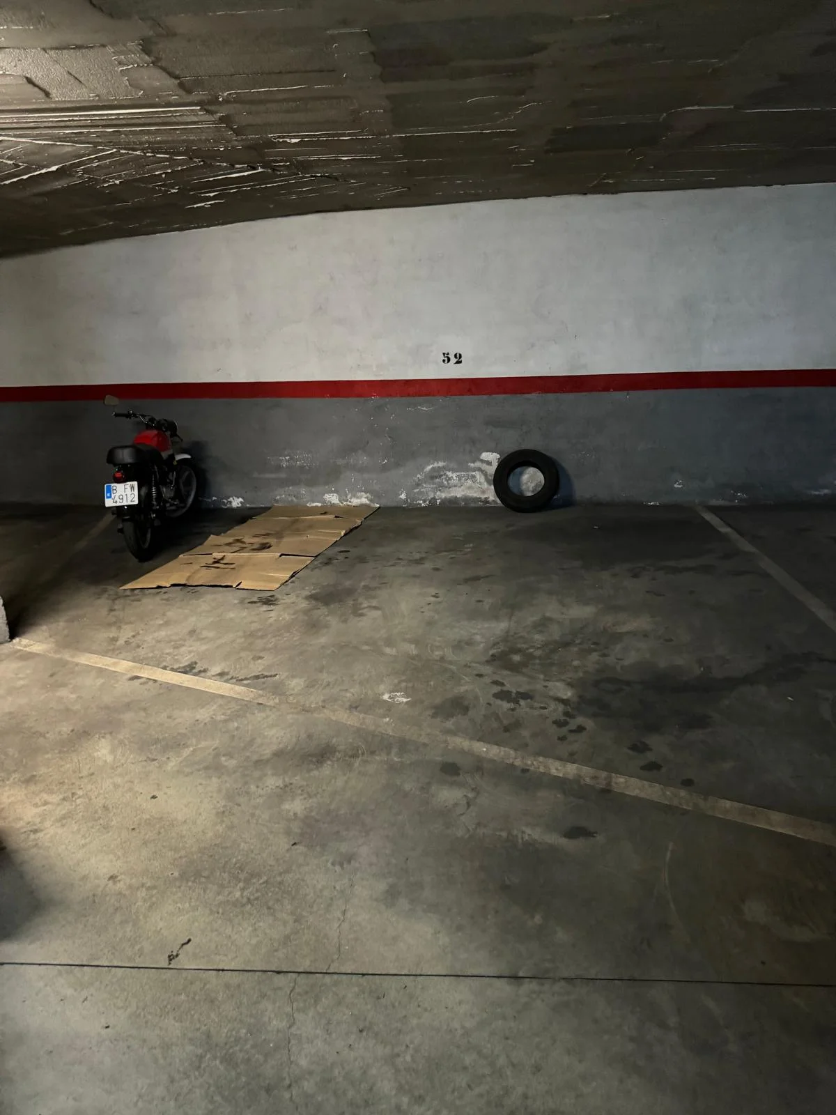 Spacious Moratín parking space, 34 m²