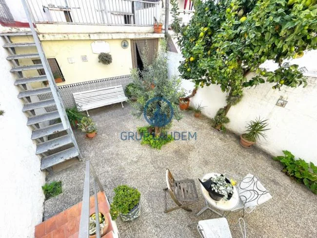 Casa de cuatro habitaciones con patio soleado