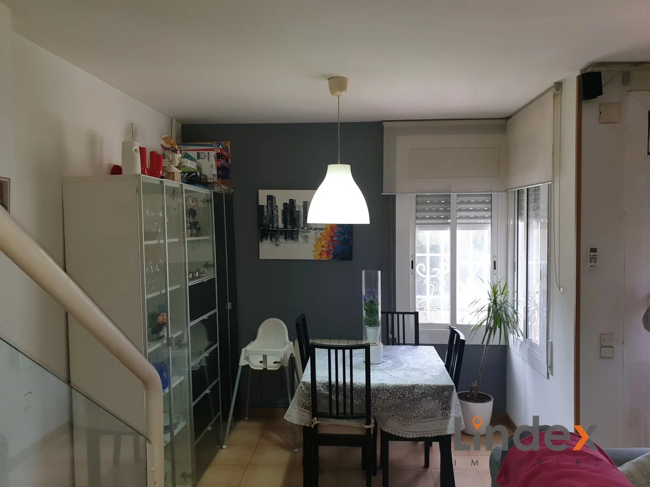 Casa pareada de tres plantas con jardines