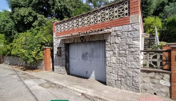 Parcela de 561 m² con construcción de aparcamiento