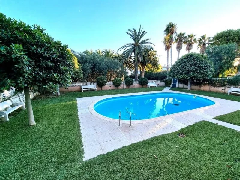 Apartamento alquilado con piscina comunitaria