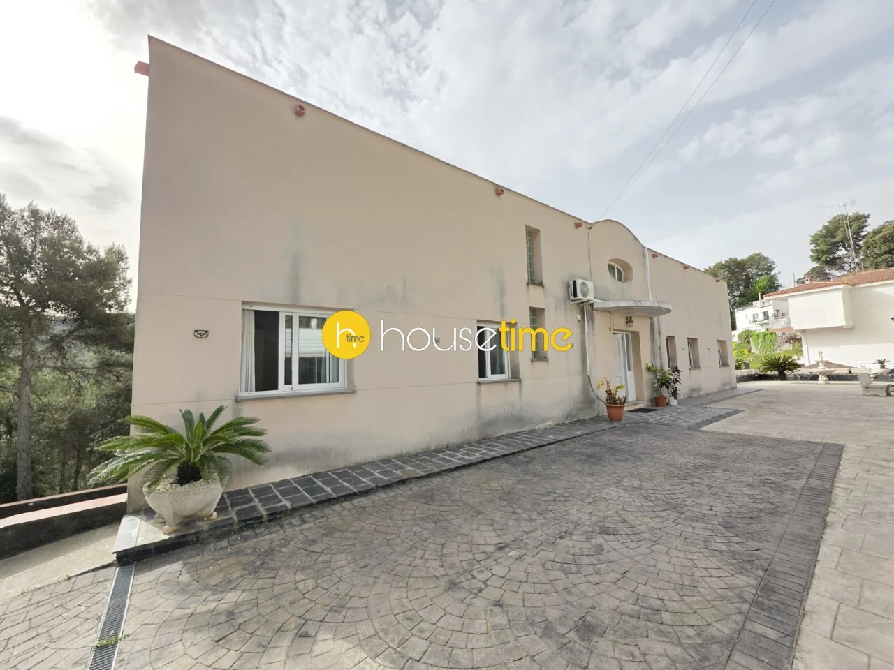 Large Argentona house with three units