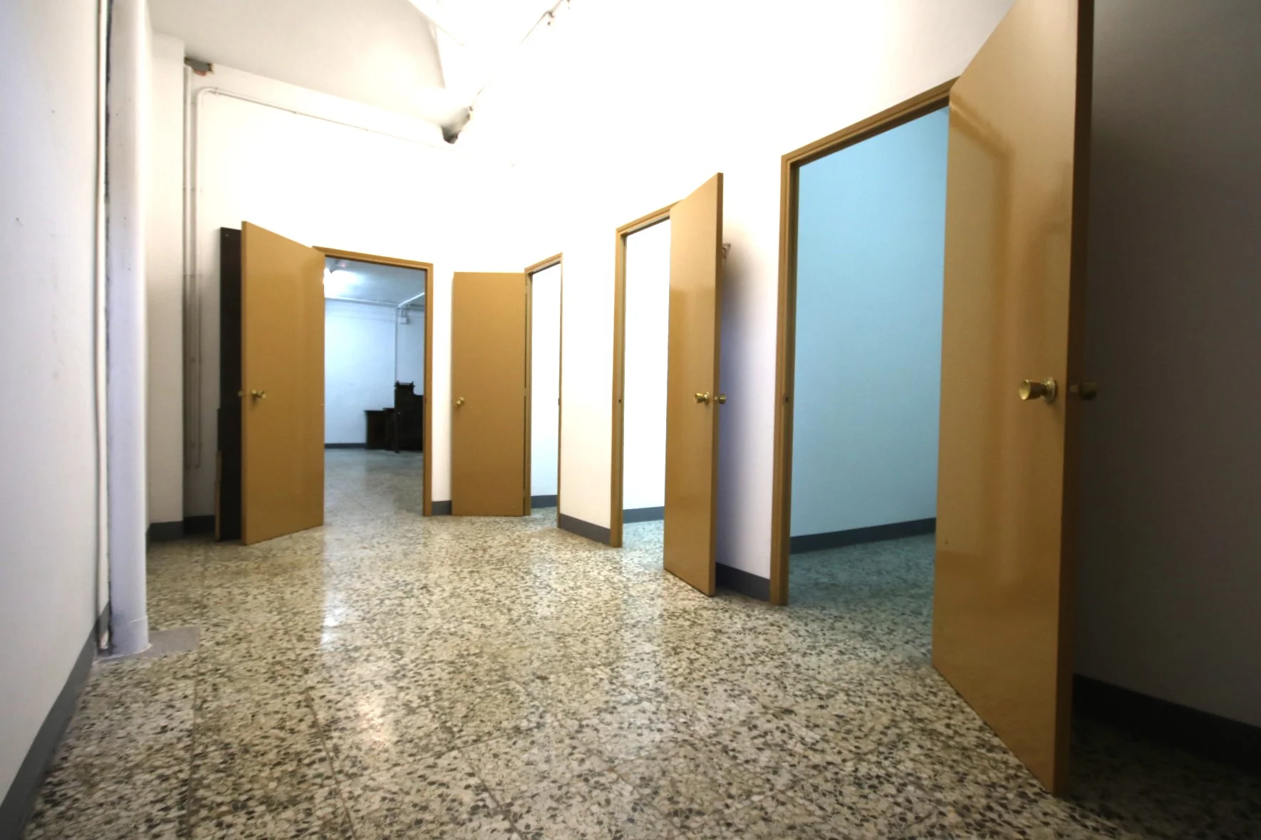 Reformed semi-basement commercial unit, 250 m²