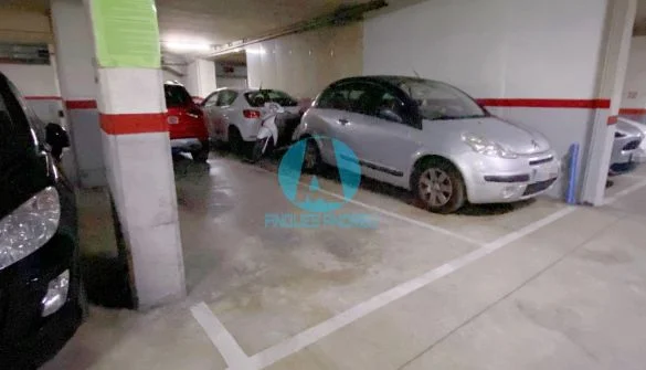 Amplia plaza de garaje para coches grandes en Eixample