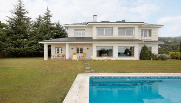 Villa costera de lujo con garaje para seis coches
