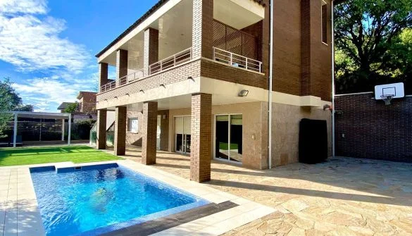Chalet reformado con piscina y 5 dormitorios