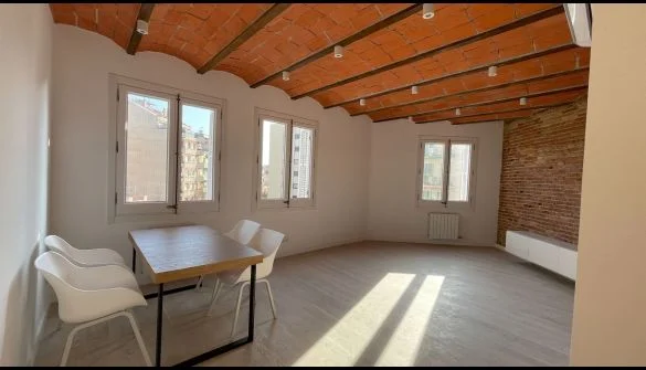 Piso reformado en Eixample, tres dormitorios
