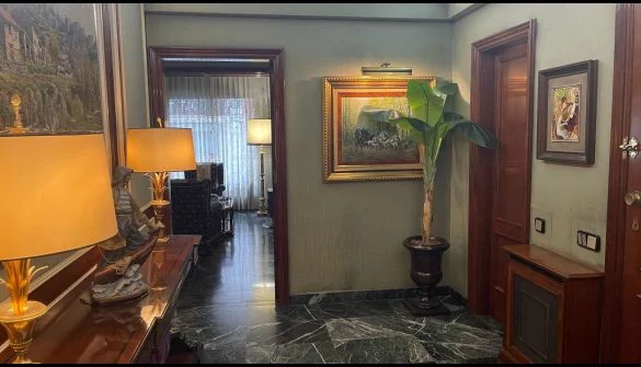 Elegant Barcelona flat, 193 m², balcony