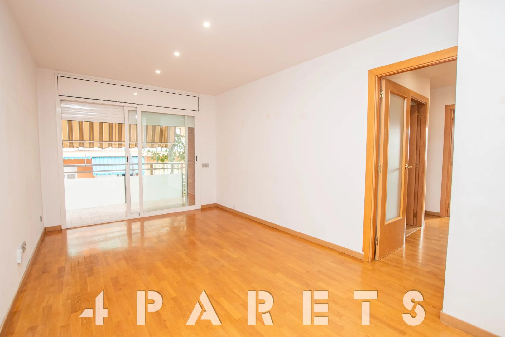Piso soleado de tres habitaciones con garaje