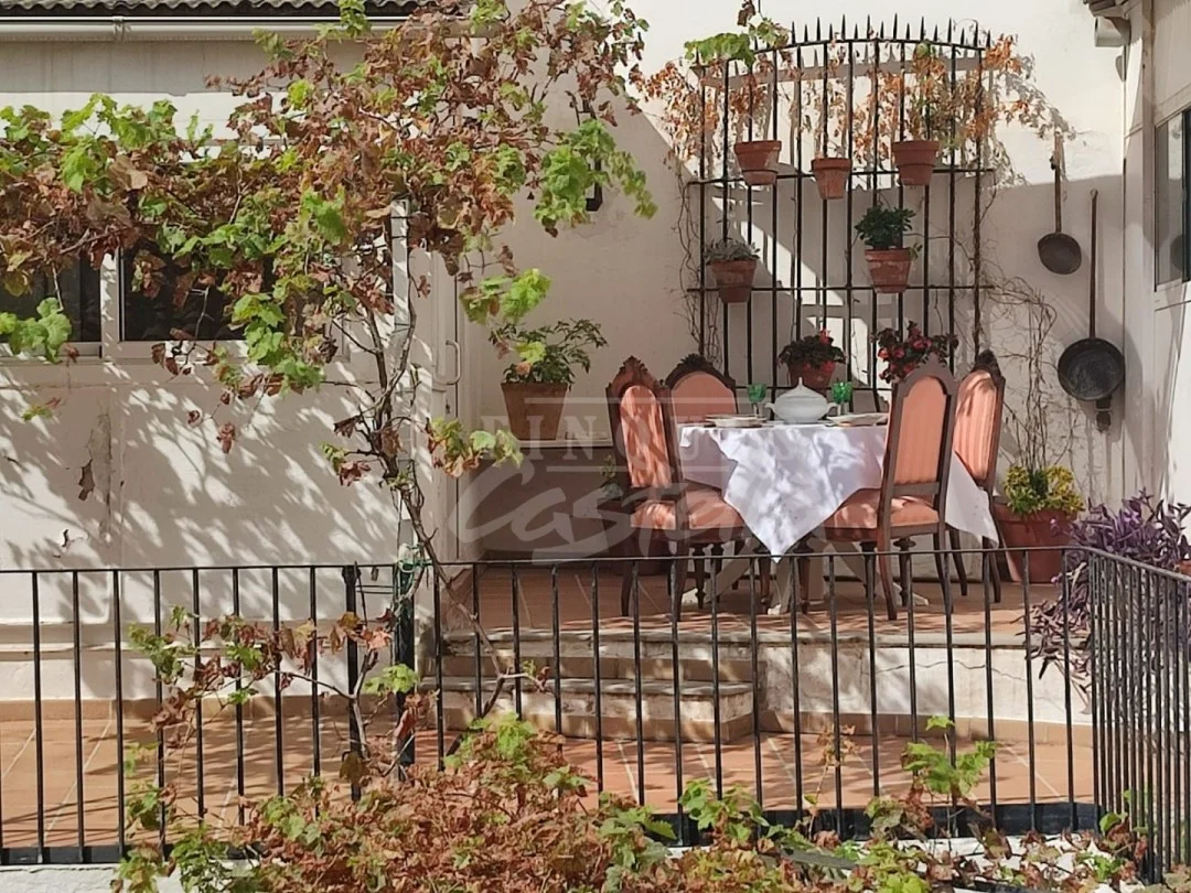 Tenanted Mataró centre building, seven bedrooms