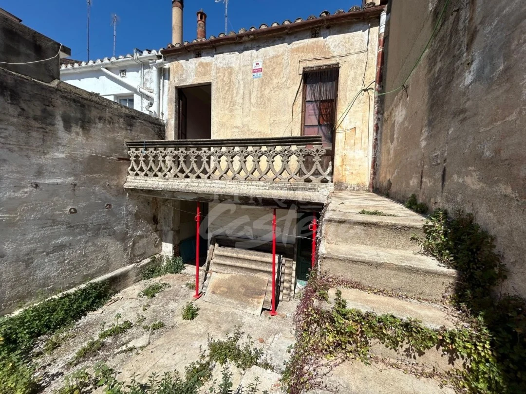 Casa reformable en Eixample con patio privado