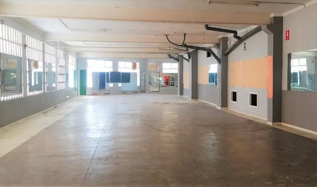 Gran local comercial esquinero de 900 m²