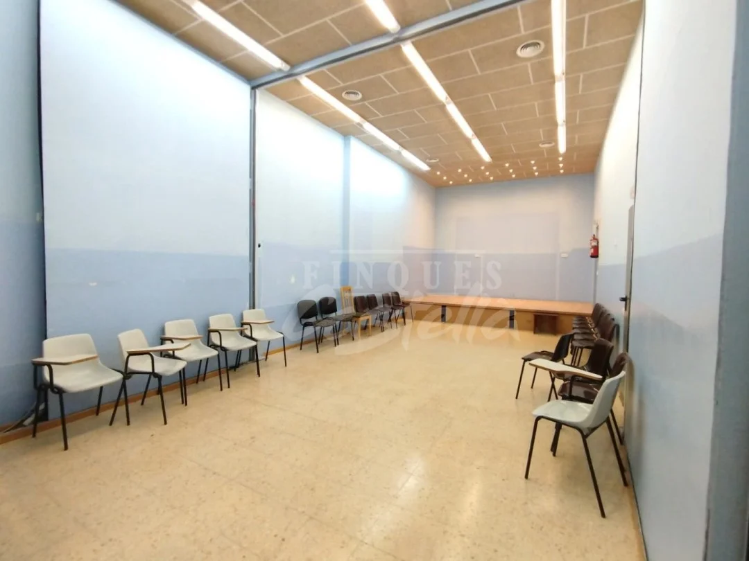Local comercial en Peramas de 162 m²