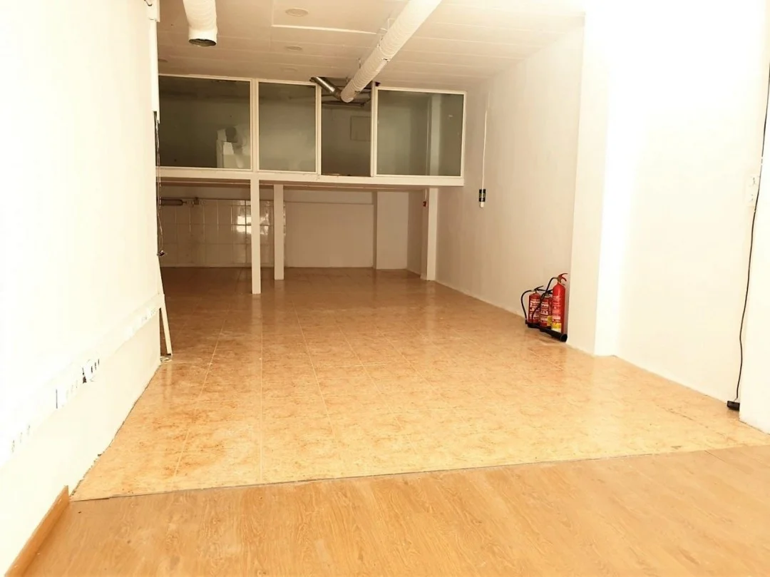 Local comercial a pie de calle con altillo