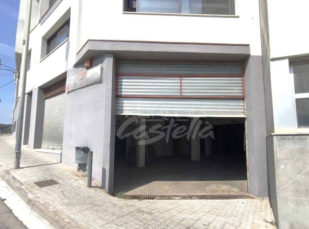 Gran local comercial esquinero en Mataró