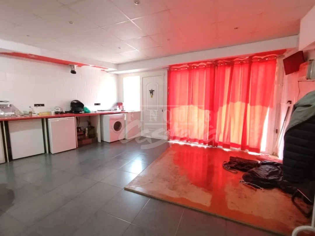 Street-front commercial unit, 77 m²