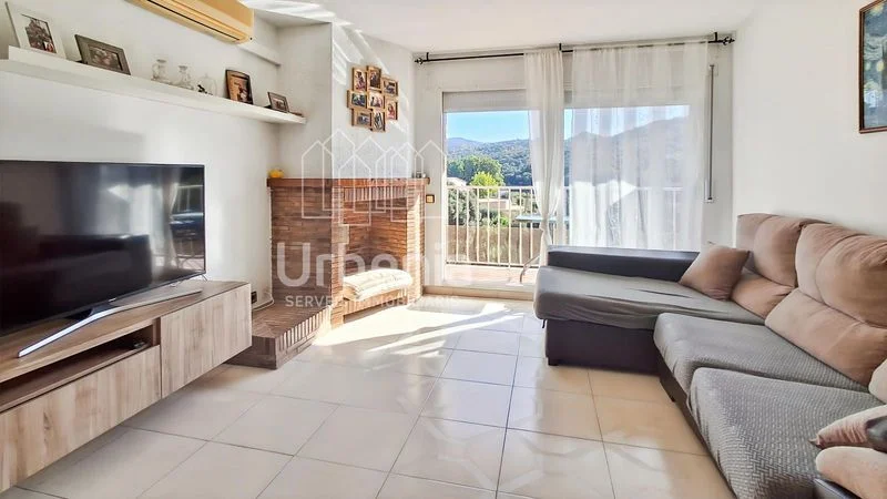 Bright central flat with mountain views