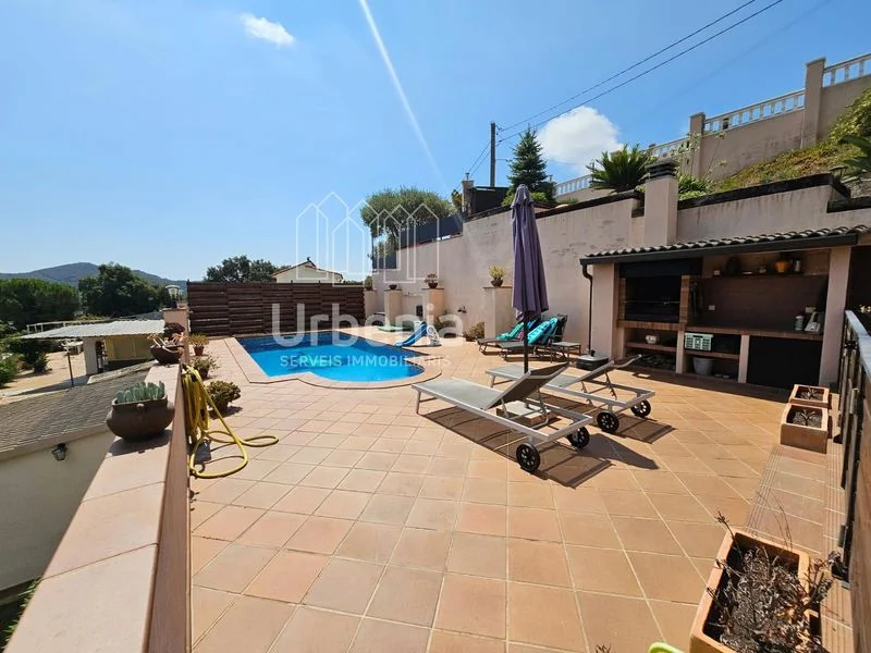 Independent two-level house with pool
