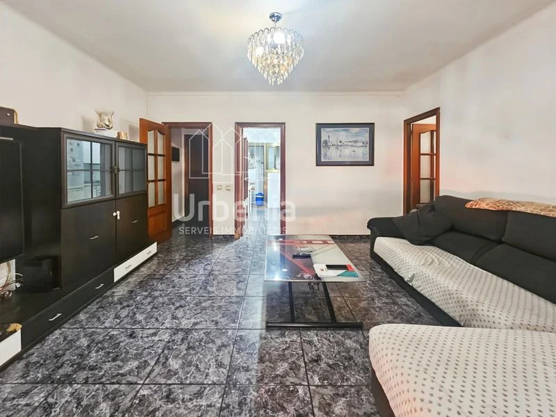 Three-bedroom flat with balcony