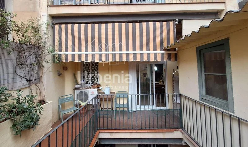 Piso de dos habitaciones con terraza en El Raval