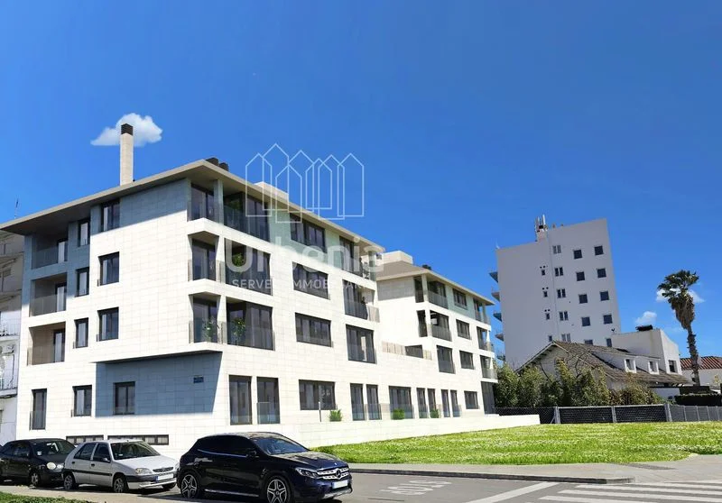 New-build Pineda flat, three bedrooms