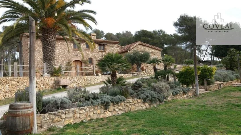 Renovated three-house estate near Sitges