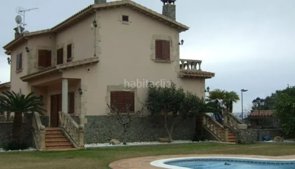 Chalet reformado en Mataró con piscina privada