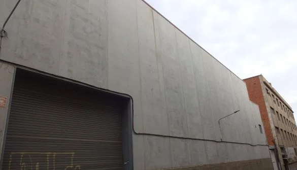 Large occupied industrial warehouse in Centre