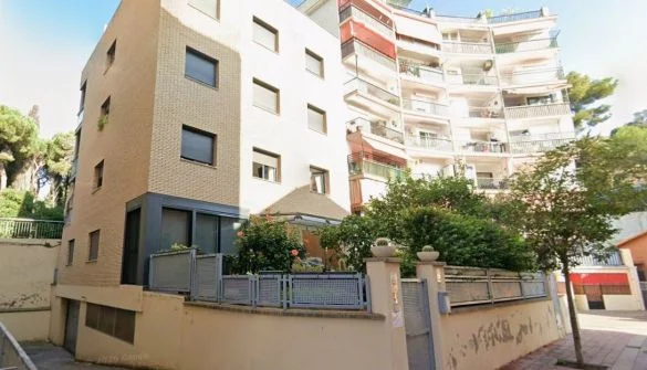 Occupied three-bedroom flat near coast