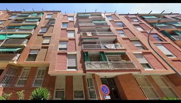 Piso ocupado de tres habitaciones en Peramàs
