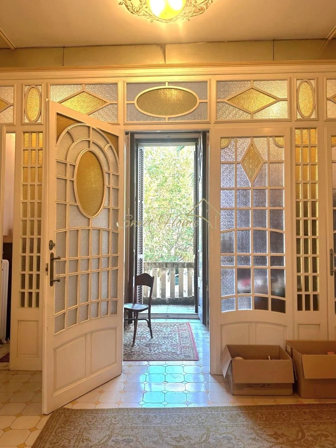 Large central house with ten bedrooms