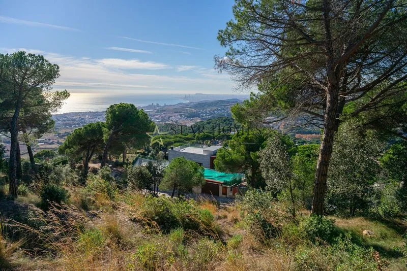 Sea-view Alella plot with approved project