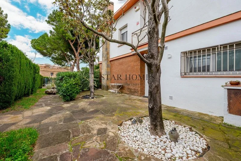 Chalet with subdivision potential, 4 bedrooms