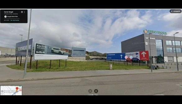 Parcela industrial junto a comercios