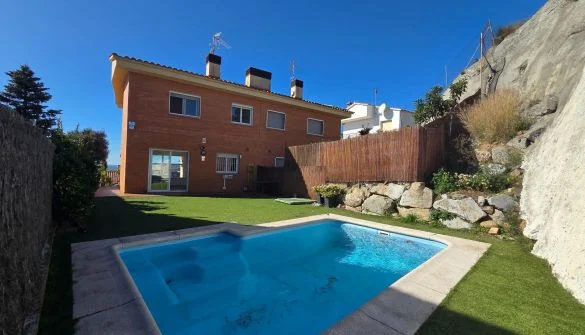Renovated townhouse with sea views
