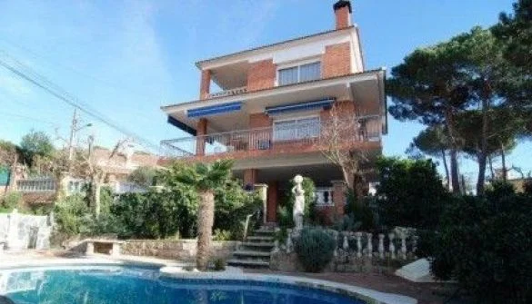 Casa de ocho habitaciones con piscina privada
