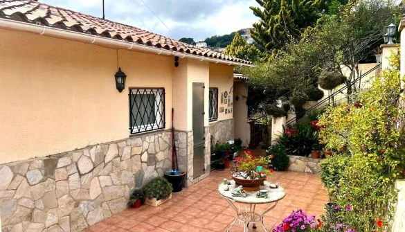 Chalet con vistas al mar y jardín privado