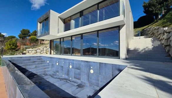Chalet de obra nueva con piscina privada