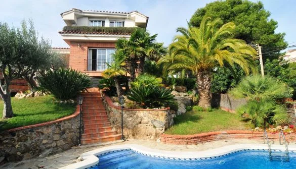 Chalet con piscina privada y vistas al mar
