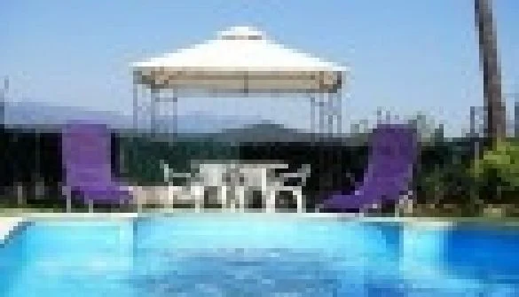 Chalet con piscina y jardín privados