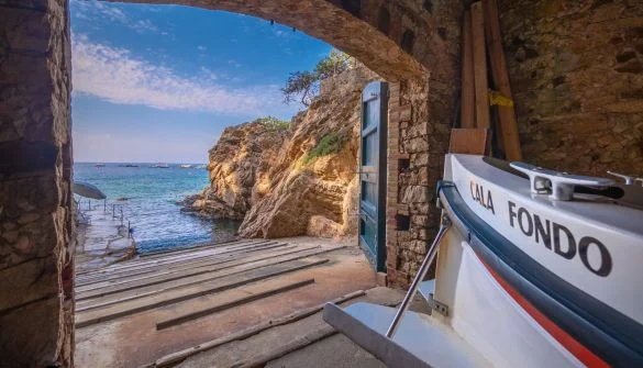 Villa costera de lujo con muelle privado