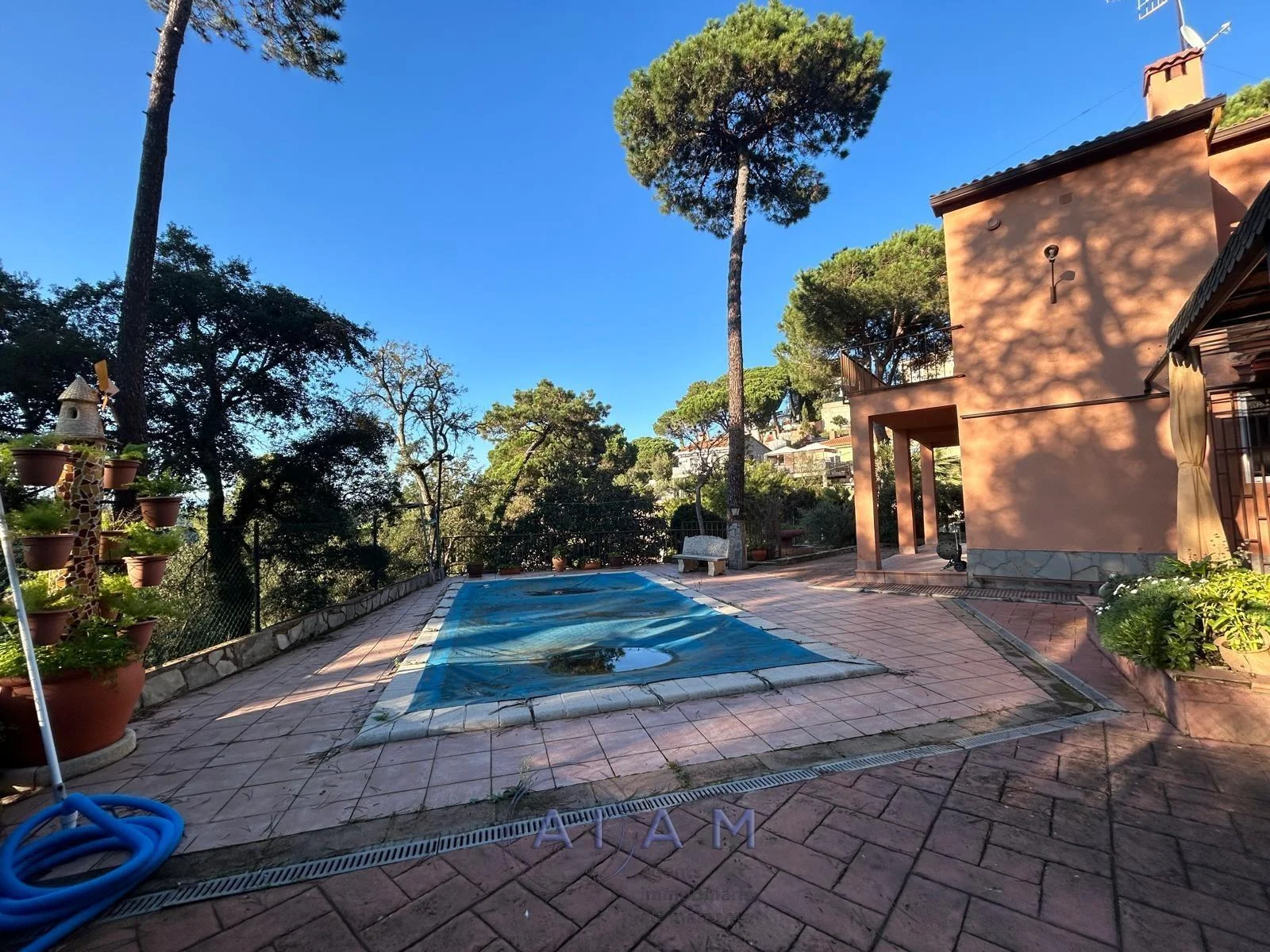 Casa de seis dormitorios con gran parcela