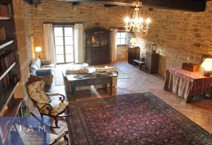 Casa de piedra reformada, 871 m², seis dormitorios