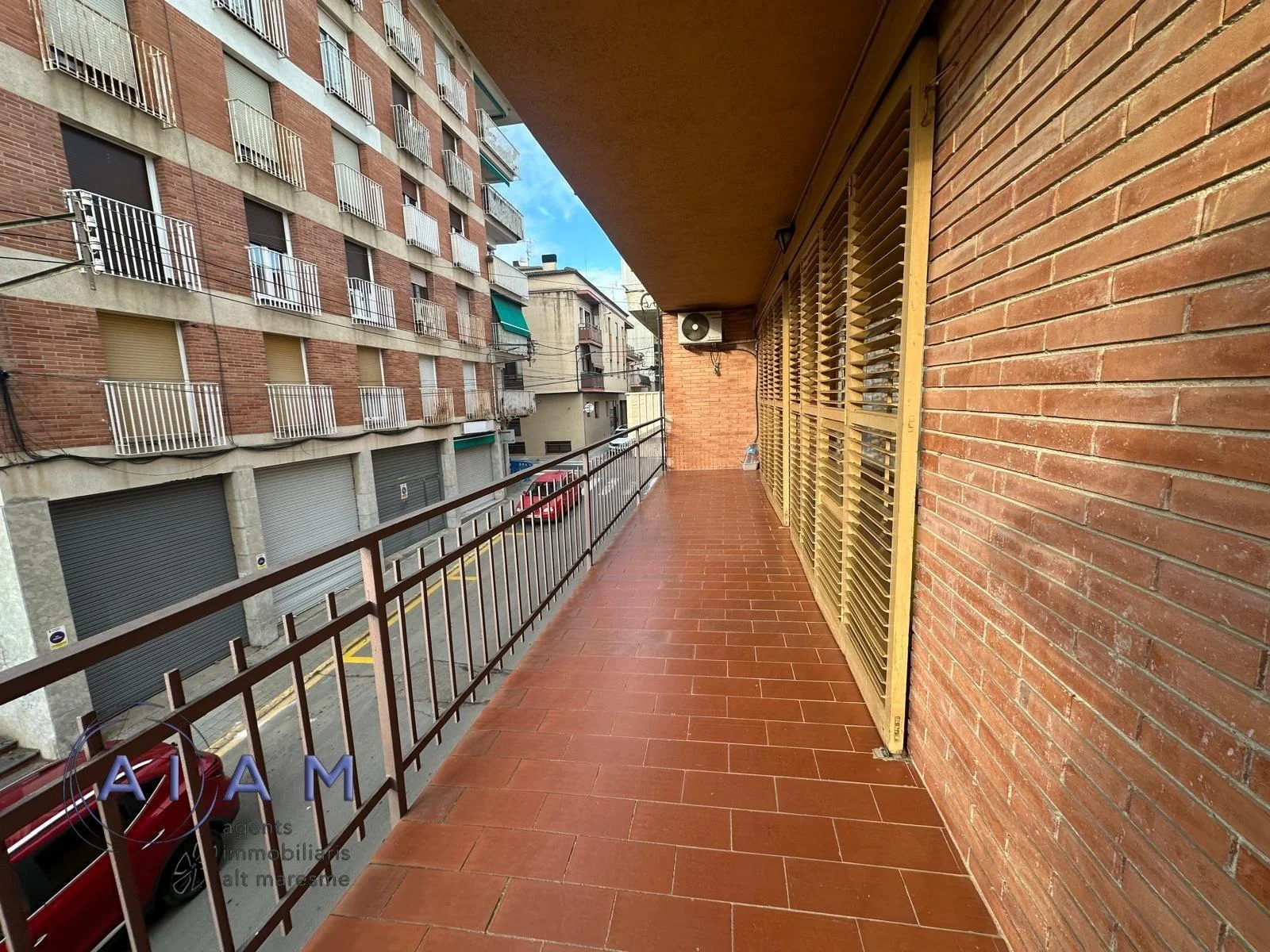 Edificio de dos plantas con jardín en Tordera