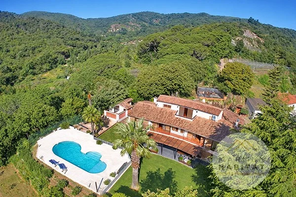 Finca de dos residencias y 63.599 m²
