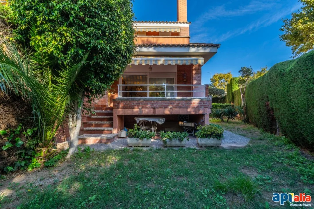 Sea-view corner house in Masnou