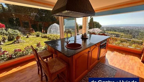 Chalet reformado con vistas al mar