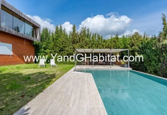 Casa contemporánea en Tiana con piscina privada