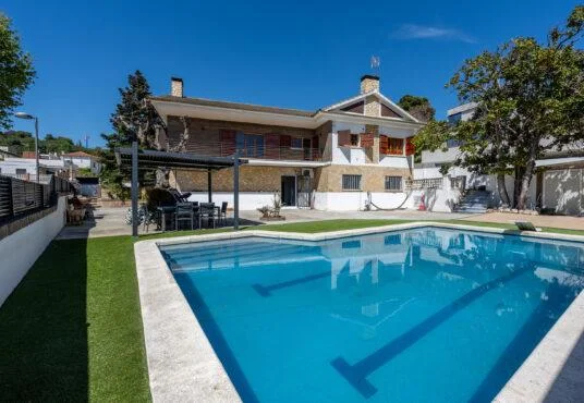 Chalet con dos viviendas y vistas al mar